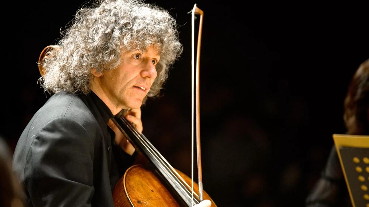 Steven Isserlis playing the cello