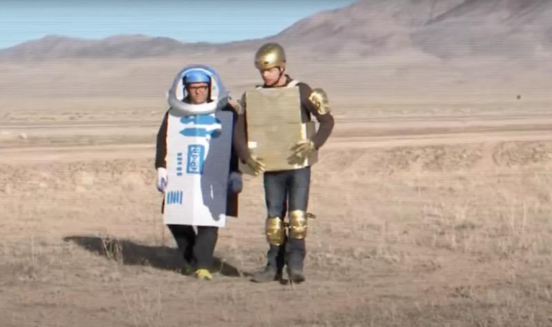 Actors Nick Frost and Simon Pegg dressed up (badly) as R2D2 and C-3PO in a US desert