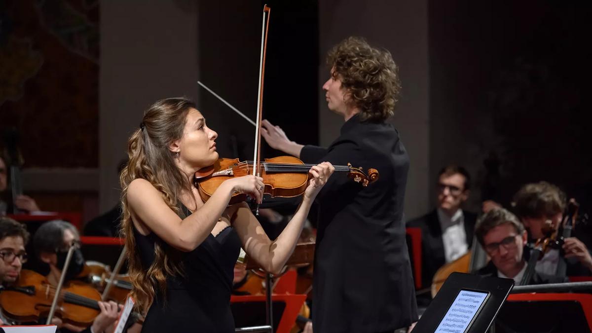 Violinist Nicola Benedetti performing with the Philharmonia, with Santtu conducting