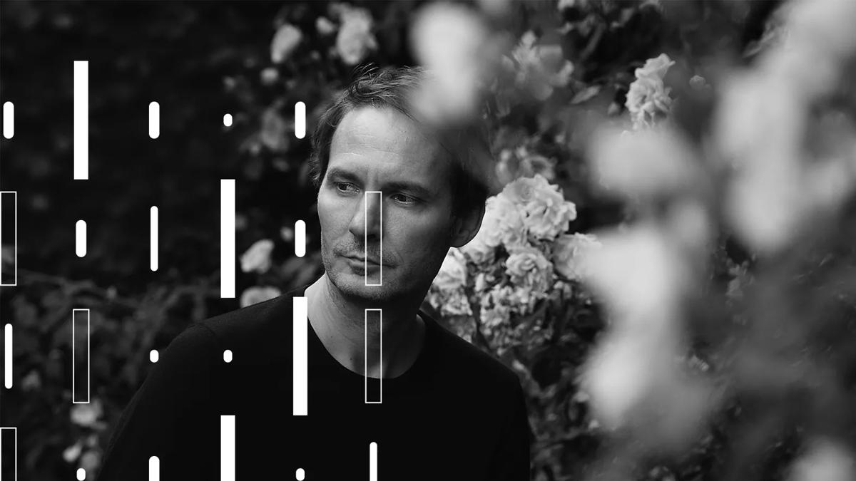 Composer Sven Helbig Porträt photoshoot in a garden