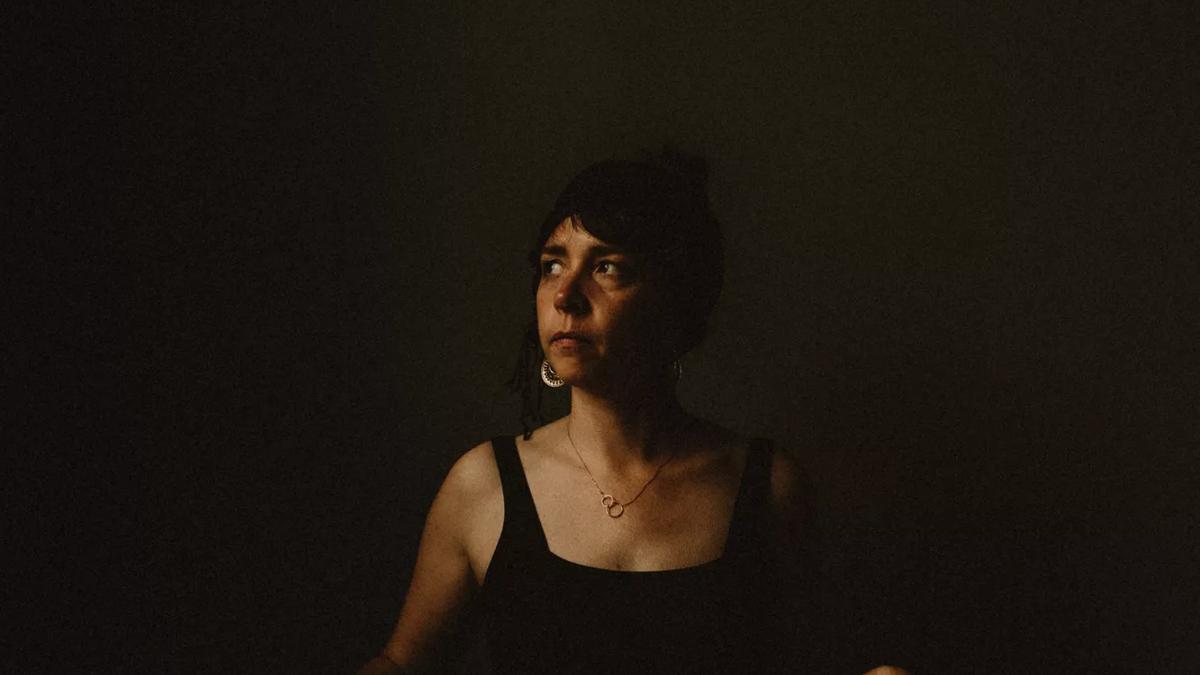 Lisa O'Neill, musician, in a dark room