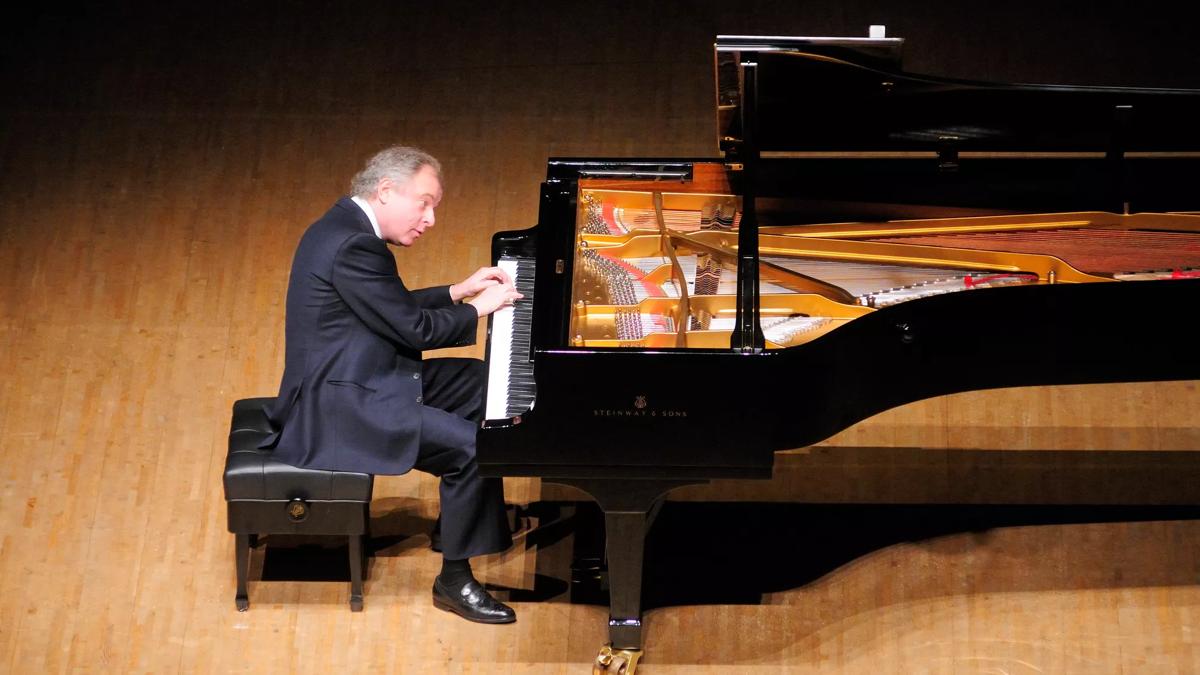 Sir András Schiff, director and pianist, plays Beethoven Piano Concerto No. 5, 'Emperor'