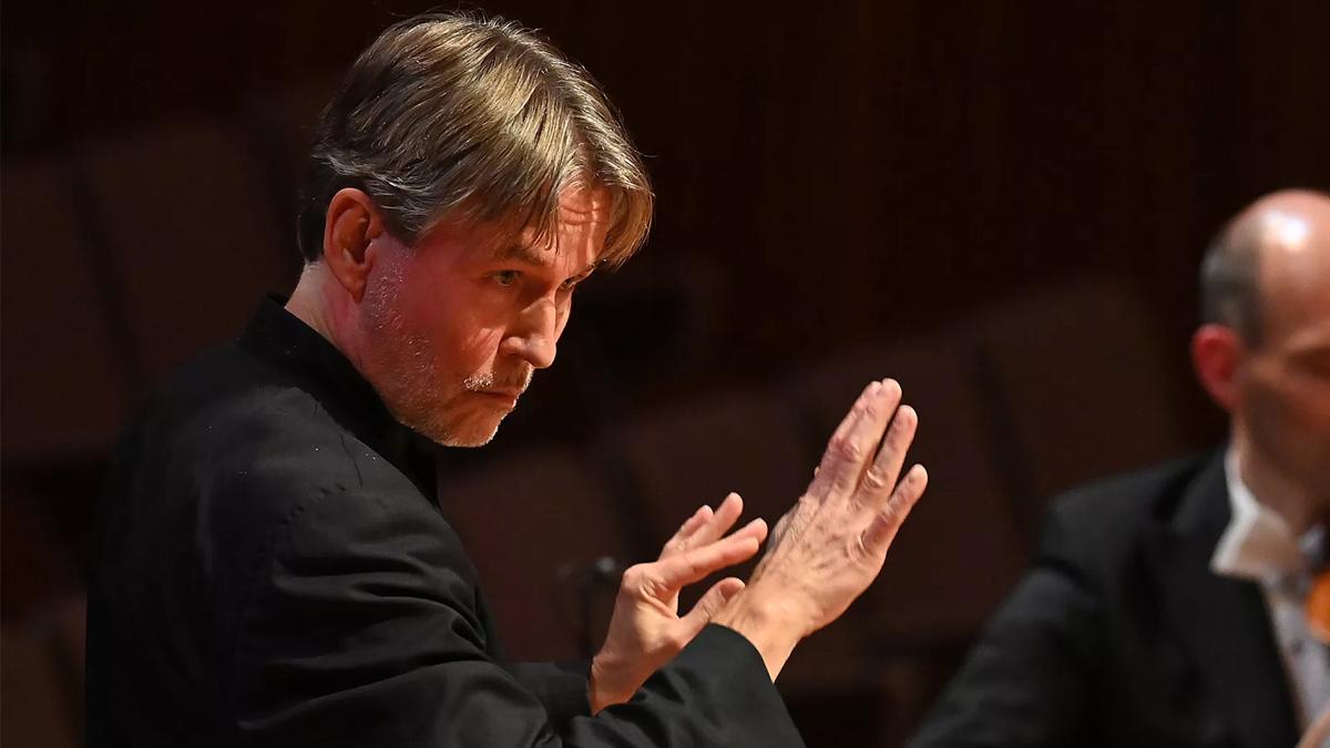 The Philharmonia conducted by Esa-Pekka Salonen with soprano Julia Bullock perform Ravel and Britten in the Royal Festival Hall
