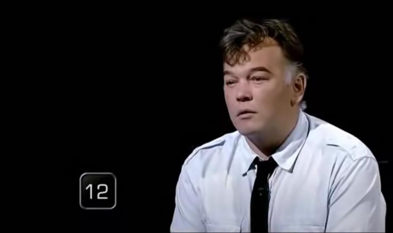 Stewart Lee answering questions on an episode of BBC's Mastermind