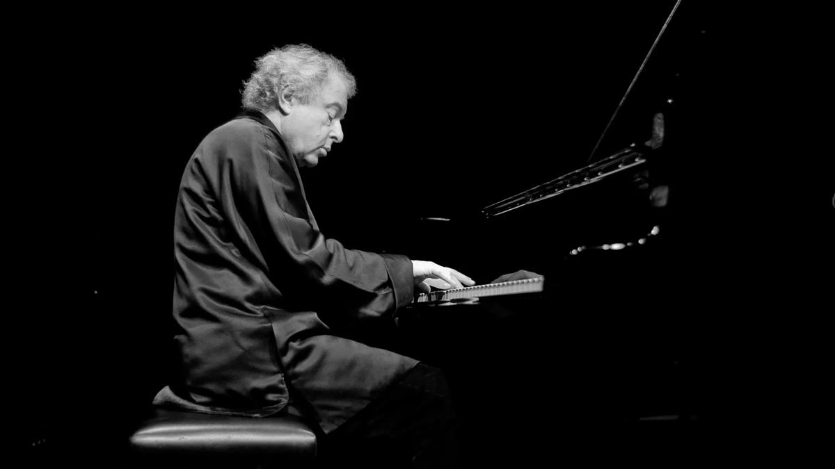 András Schiff playing the piano
