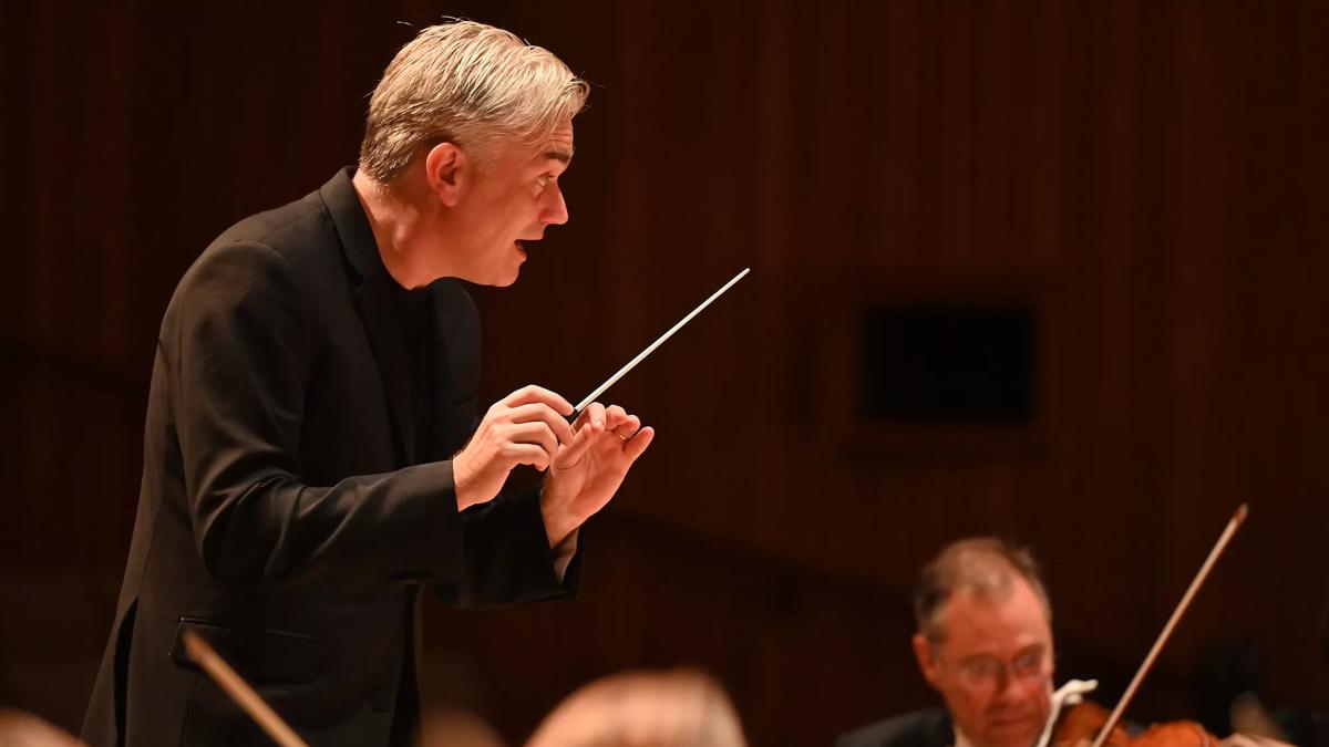 Principal Conductor Edward Gardner and the London Philharmonic Orchestra