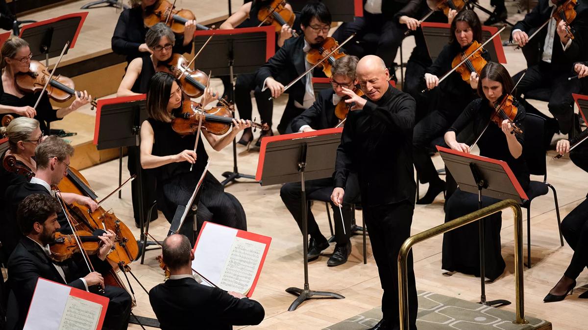 Conductor Paavo Järvi and the orchestra  