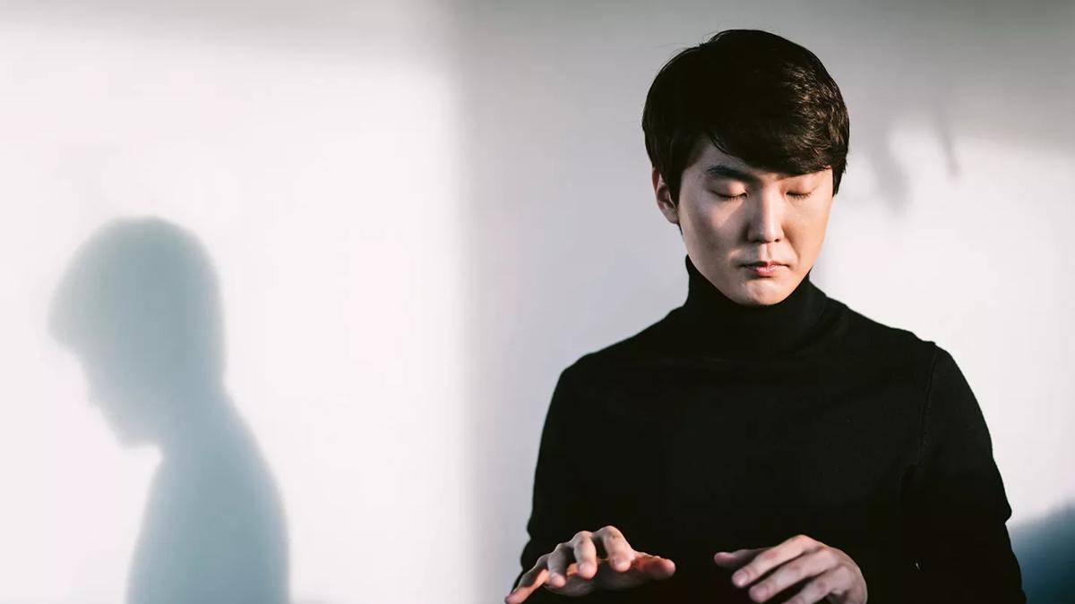Pianist Seong-Jin Cho with his eyes closed, playing an imaginary piano