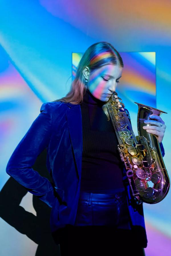 Headshot of saxophonist Emma Rawicz
