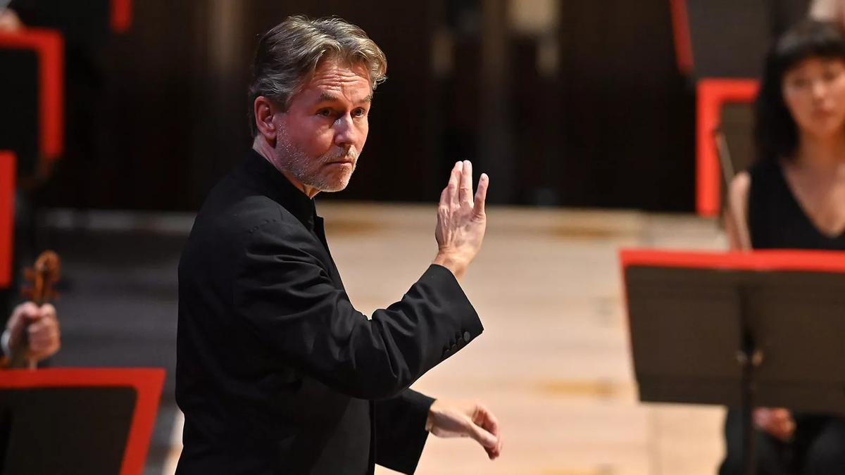 The Philharmonia conducted by Esa-Pekka Salonen with soprano Julia Bullock perform Ravel and Britten in the Royal Festival Hall