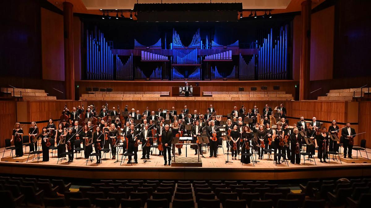 Conductor Edward Gardner and the London Philharmonic Orchestra on the Royal Festival Hall stage 