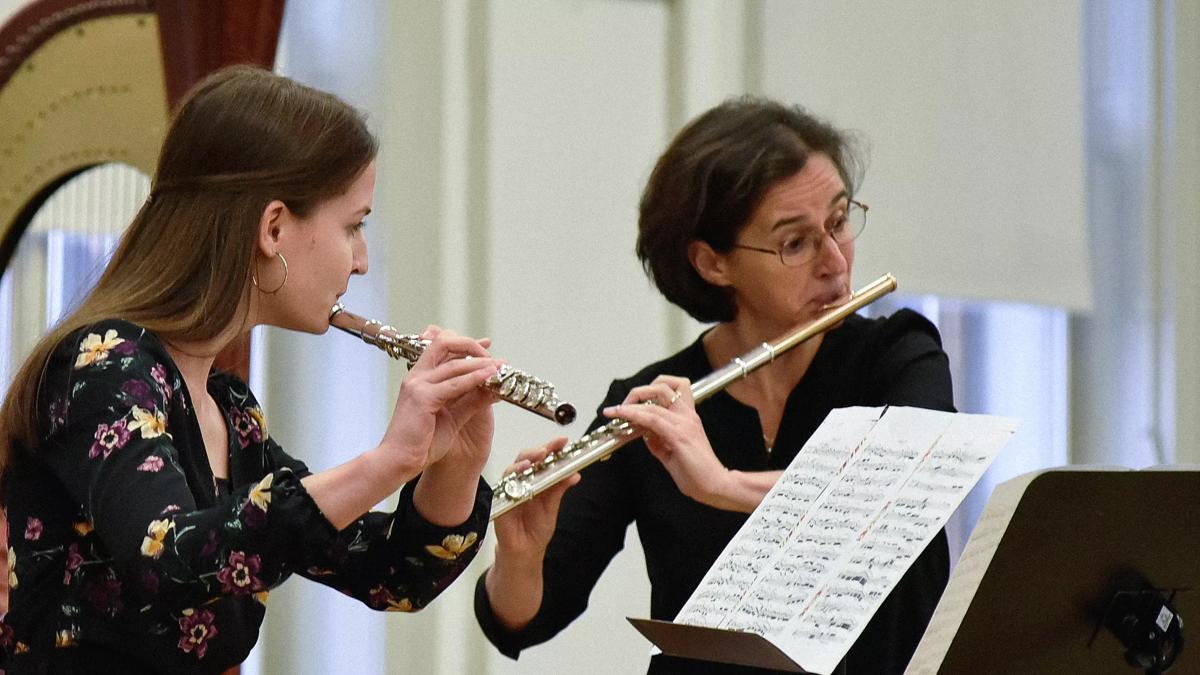 Budapest Festival Orchestra, two female musicians playing the flute