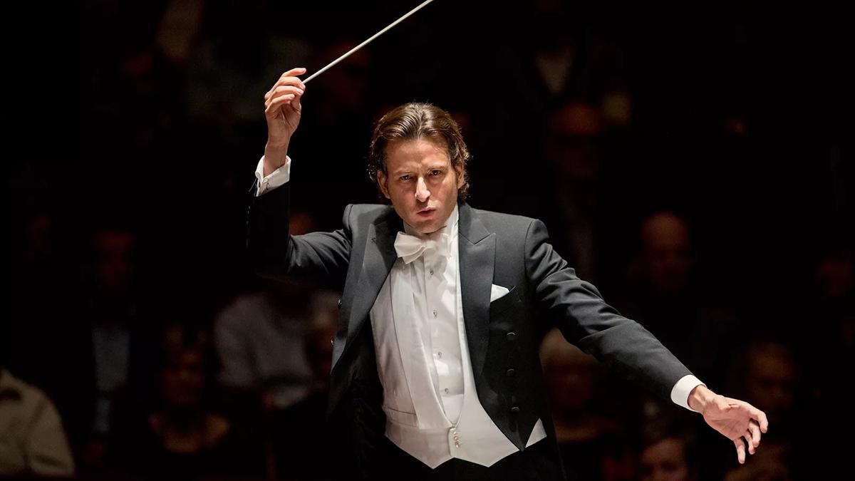 Conductor Gimeno Gustavo conducts orchestra with his back to the crowd 