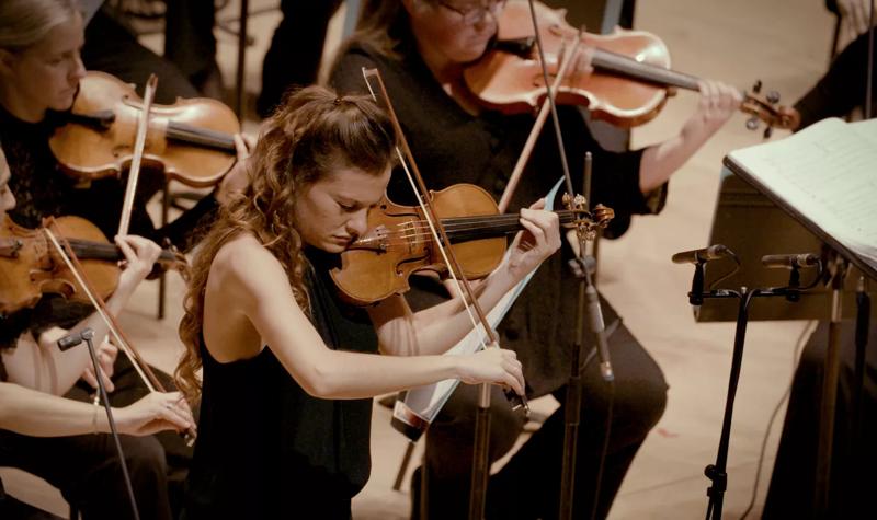 Nicola Benedetti playing the violin.